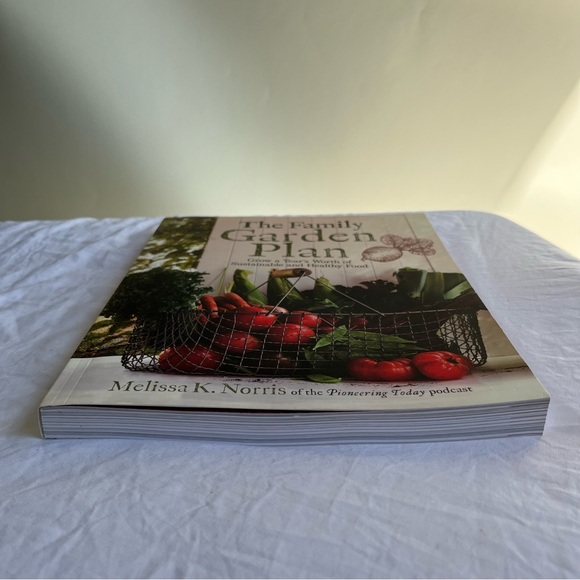 Family Garden Plan : Grow a Year's Worth of Sustainable and Healthy Food by... - Picture 4 of 11